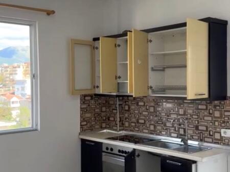 🏢Ne zonen e 5 Majit,pas Concord Center jepet me qera apartament 1+1,pjeserisht i mobiluar 35,000 Leke