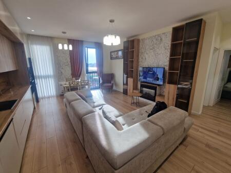 Jepet me qera apartament lluksoz 2+1+2 tualete te Tregu Dinamo.