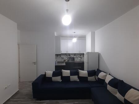 Affittasi 1+1 ad Astir vicino alla strada per 400€