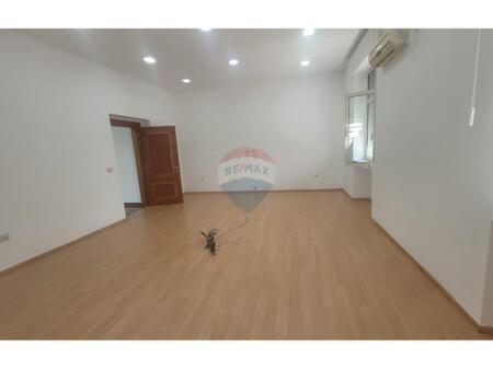Tirane, jepet me qera zyre Kati 3, 275 m² 6.000 € (Blloku)