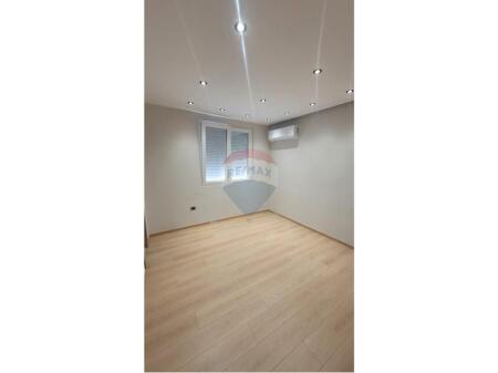 Tirane, jepet me qera zyre Kati 3, 54 m² 500 € (Sheshi Wilson , prane Posta 8)
