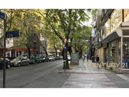 Jepet me qira dyqan në Myslym Shyri, buzë rrugës kryesore