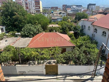 Casa privata con cortile e spazio commerciale in vendita ad Ali Dem.