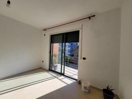 Apartament 3+1+2 tualete . Ne Fresk 200 m mbi restorant FRESKU 400 € /Muaj