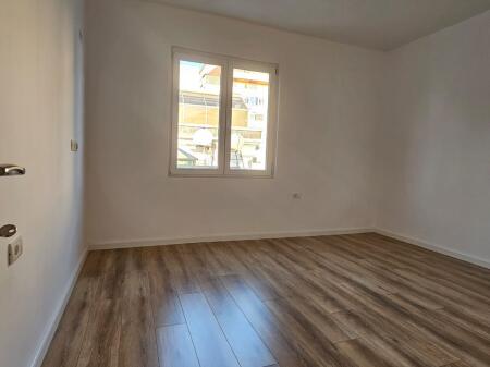 Shitet apartament 2+1 buze rruges Kavajes