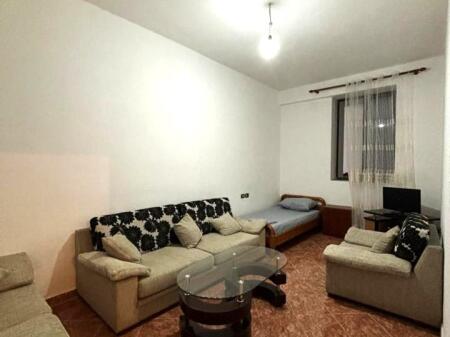 🏢Nella zona di Don Bosko, vicino all'Hotel Ferrari, si affitta un appartamento 1+1 arredato, 45.000 Leke