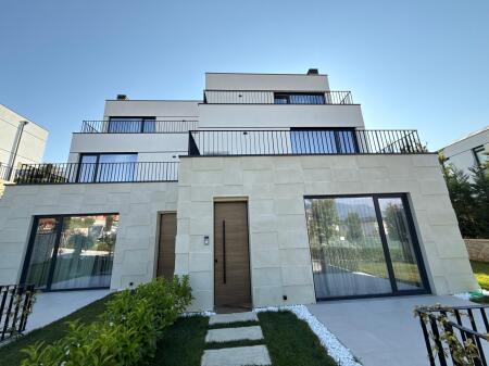 Super villa 3 floors Dry Lake is given