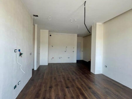 Office for rent 2+1 at the Commune of Paris (ID BZ2655) Tirana