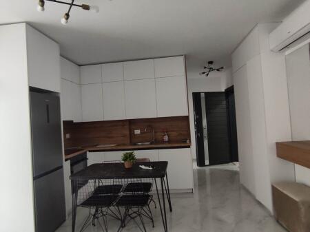 🏢Nella zona di Yzberisht, di fronte al Complesso Grand Gallery, si affitta un appartamento arredato 1+1. 50.000 Leke