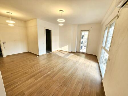 IN VENDITA – OCCASIONE UNICA! Ampio Appartamento 2+1 con 3 Bagni, Balcone e Deposito nel Cuore di Tirana! 🏙️