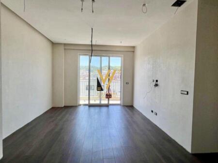 ZYRE 95 M2 ME QIRA TE KOMUNA E PARISIT 1.000 EURO