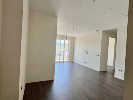 ZYRE ME QERA 95 M2 KOMUNA E PARISIT 1.000 EURO