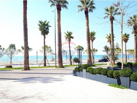 LOCALE IN VENDITA, PRIMA FILA SUL MARE, Lungomare