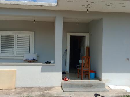 VENDESI CASA DI 1 PIANO NELLA ZONA DI KAMZA