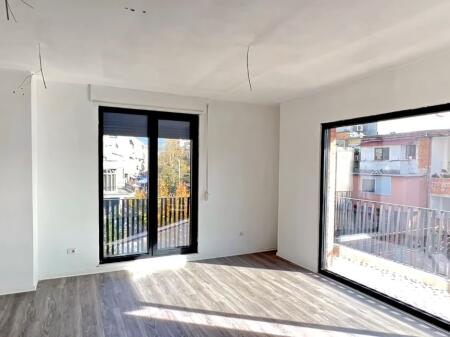 VENDESI APPARTAMENTO 1+1+GARAGE 195000 EURO SCUOLA ROSSA