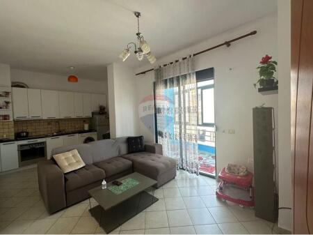 Shitet apartament 1+1, në Kombinat