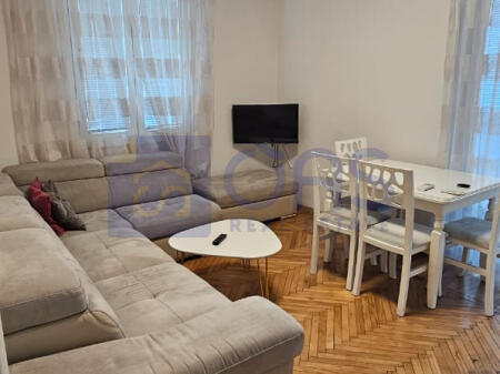 Jepet me qera apartament 1+1 tek Rruga e Barrikadave.