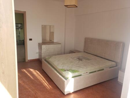 Appartamento in affitto a Komuna e Parisit 2+1