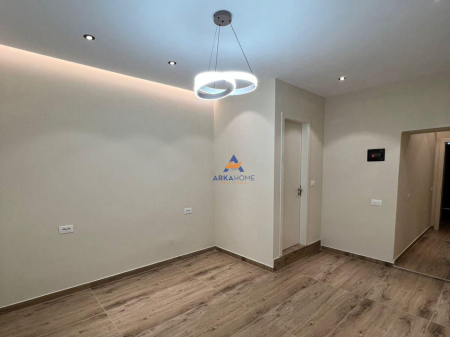JEPET ZYRE ME QERA 30M2 "MYSLYM SHYRI" 650 EURO.
