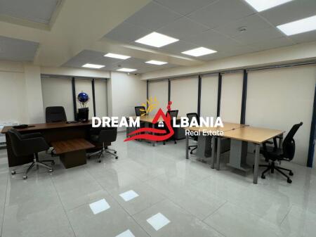 Ambjent zyrash me qera tek Rruga e Elbasanit prane Ekonomikut ne Tirane (ID 4261994)