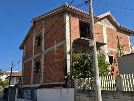 Villa su 3 Piani in Vendita – Vorë