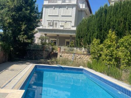 Villa di 4 Piani con Piscina in Vendita – TEG