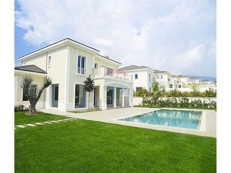 Villa con piscina in vendita a Rolling Hills Lago!