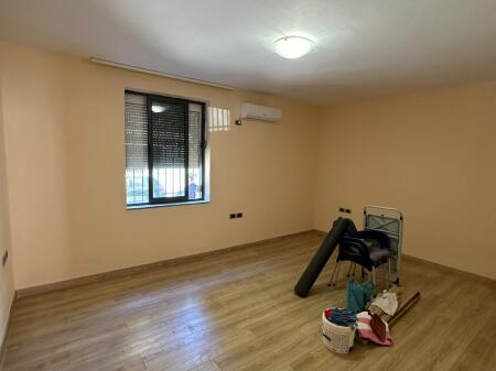 Kryqezimi i 21 Dhjetorit,Rr.Muhamet Gjollesha jepet me qera per zyra,apartament 1+1,Bosh.450€uro(Neto)