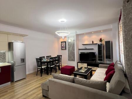 Shitet, Apartament 2+1 📍Rruga e Qelqit, Kombinat,Tiranë.