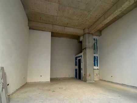 Si affitta unità di servizio con facciata e ingresso diretto dalla strada, zogu i zi