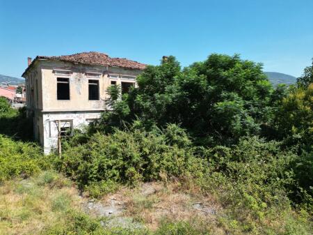 In vendita due edifici storici multifunzionali con 2000 m² di terreno nella zona storica del Castello, Elbasan