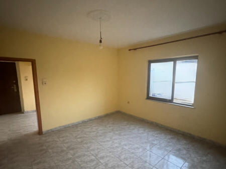 Shitet super apartament ne qender