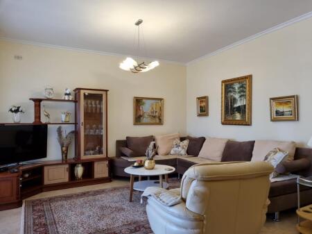 Jepet me qera super apartament 3+1+2+3bllk te Rr. E Elbasanit