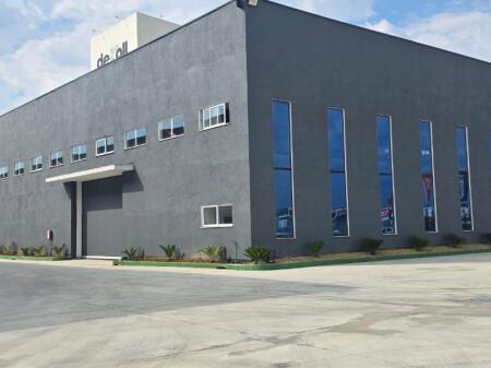 Jepet me qira ambient industrial/magazinë 📍 Buzë Autostradës Durrës-Tiranë, km 5 📐 Sipërfaqe: 5,000 m² 💶 Çmimi: 2 €/m²