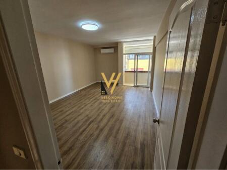 JEPET ZYRE 130 M2 ME QERA NE QENDER 1.300 EURO