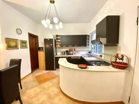 DUPLEX IN AFFITTO – ZONA 21 DHJETORI (Frosina Plaku) 📍 Stradina tranquilla vicino all’anello principale e via Kavaja