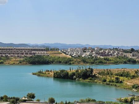shitet apartament me pamje nga Liqeni i farkes