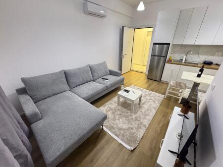 Affittasi appartamento 1+1+parcheggio  Indirizzo: Fresku Residenza OXA  Piano 2  Arredato  Prezzo 42.000 lek al mese