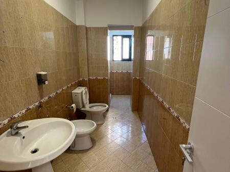Si affittano locali per uffici a Bllok