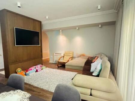 21 Dhjetori, shesim super apartament 3+1+2 tualete.