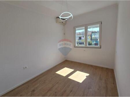 Shitet Apartament 2+1 tek Brryli