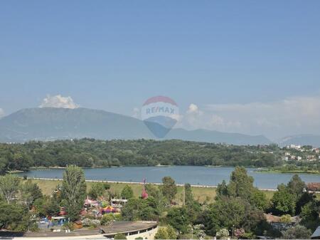 Penthouse ndodhet ne nje nga zonat me te preferuara, te Liqeni i Tiranes, prane Lake View.