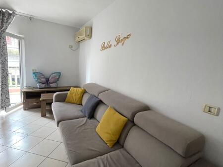 Jepet me qera apartament 2+1 tek Komuna e Parisit prane Fish Narta,