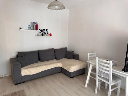 🟢 JEPET ME QIRA APARTAMENT 2+1 TEK 21 DHJETORI, PRANË KRYQËZIMIT TË MYSLYM SHYRIT!