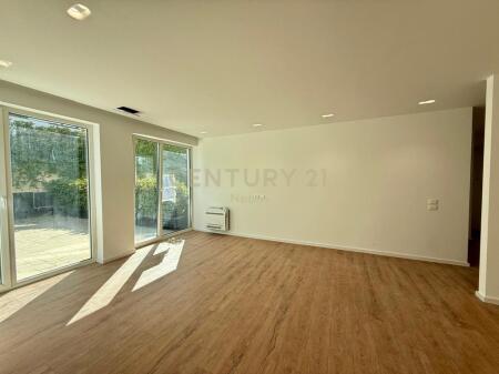 Appartamento Moderno 3+1+2 con Ampia Veranda nella Residenza Forest, Lago Secco