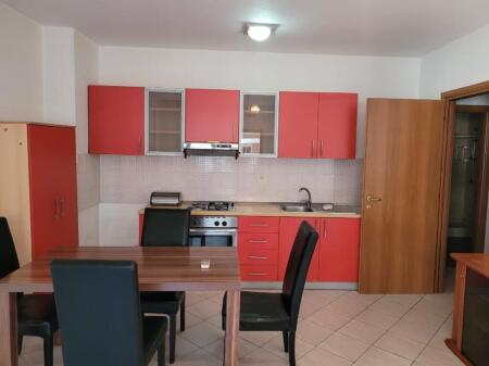 Jepet apartament 1+1 me qera tek Stacioni trenit , rr Reshit Petrela