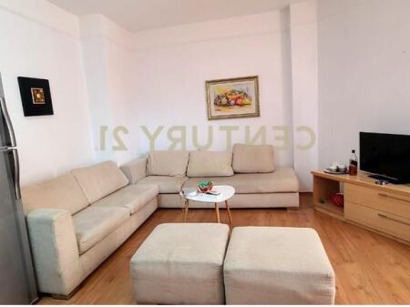 Apartament me qera , 1+1 në qendër të Tiranës