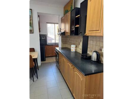 🏡 Jepet me Qira Apartament 1+1 – Shkolla e Kuqe, pranë Pazarit të Ri