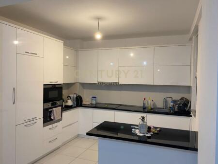 Shitet Apartament 2+1+2 në Astir!