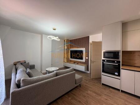 Qera Apartamenti 3+1+2+Post Parkimi tek Farmacia 10, Tiranë